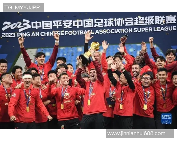 海港庆祝20周年纪念徽标增添冠军奖杯象征辉煌成就